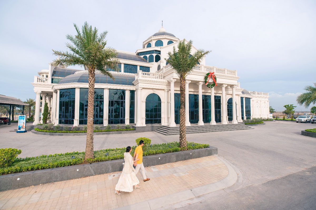 Dinh thự ánh sáng Garden Palace như "cung điện pha lê" nổi bật bên cạnh Tổ hợp Quảng trường - Bến du thuyền Aqua Marina tại Aqua City.